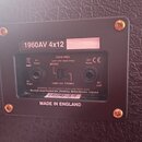 Detail zadního panelu kytarového boxu s černým povrchem. Na bílém štítku je nápis 1960AV 4x12 a níže texty: 280W RMS (use one input only) MONO, 140W…