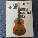 Fotografie znázorňuje knihu s bílým coverem, na kterém je vyobra져na klasická akustická kytara v hnědé barvě. Na obálce je uveden text „JIŘÍ KÖHLER“ a…