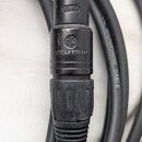 Černý mikrofonní kabel s konektorem značky NEUTRIK. Na horní části konektoru je vyražen nápis NC3FX, uprostřed je logo a název NEUTRIK. Na samotném k…