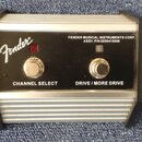 Kutálek s černým předním panelem a stříbrným žebrovaným šasi. Na panelu je bílé logo Fender a nápisy FENDER MUSICAL INSTRUMENTS CORP., ASSY. P/N 0050…