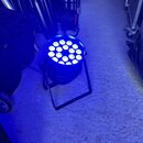 Kulatý LED reflektor s černým tělem, který svítí modrým světlem. Je umístěn na černém kovovém stojanu. Na přístroji nejsou vidět žádné značky ani náp…