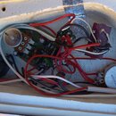 Fotografie zachycuje vnitřní elektroniku nástroje v bílém plastovém nebo lakovaném vybrání. Je zde vidět potenciometr s nápisem 250KΩB MADE IN JAPAN,…