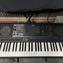 Černý digitální klavír s bílými a černými klávesami. Na horním panelu je uprostřed logo YAMAHA a vpravo nápis PSR-SX300. Nástroj má vestavěné reprodu…