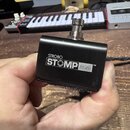 Černý kompaktní efekt pedál s kovovým šasi. Na horní straně je bílý nápis STROBO a pod ním větší nápis STOMP mini™. V horní části je viditelný kovový…