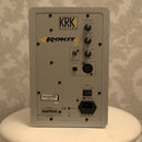 Zadní strana studiového monitoru v šedé barvě. Na krytu jsou nápisy KRK SYSTEMS a ROKIT POWERED 5. Jsou zde vidět ovládací prvky HF LEVEL ADJUST, LF…