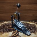 Fotografie zobrazuje černý bicí pedál s kovovými prvky. Na základně je bílým nápisem uvedena značka KTAMA a pod ní kurzivou text The Legend in Innova…