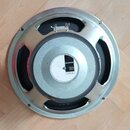 Reprojememník s kovovým rámem stříbrné barvy. Uprostřed je bílá štítková nálepka s nápisy DELESTION, Celestion, Made in England a G12T-100. Na spodní…