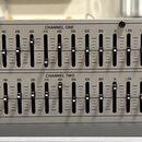 Stříbrný grafický ekvalizér v rackovém provedení. Na levé straně je logo dbx PROFESSIONAL PRODUCTS a na pravé nápis 231s Graphic Equalizer. Zařízení…