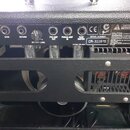 Zadní panel černého kytarového komba značky Fender. Jsou zde viditelné ovládací prvky s nápisy SEND LEVEL, SEND, RETURN, RETURN LEVEL, PRE AMP OUT, P…