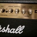 Detail ovládacího panelu kytarového komba značky Marshall. Na zlatém kovovém panelu jsou nápisy TREBLE, MIDDLE, BASS, Tone Shift, PRESENCE, RESONANCE…