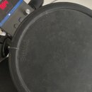 Černý gumový pad s logem YAMAHA a doprovodným symbolem ladicích klíčů. Povrch padu vykazuje známky opotřebení a znečištění v podobě světlých skvrn. V…