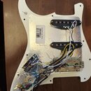 Bílá pickguard s hliníkovým stíněním, na které jsou namontovány dva černé snímače. Na štítku je uveden kód 77713091000 a text PD ASDY STRAT XOS 2018…