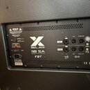 Zadní panel černého aktivního subwooferu s nápisy X SUB 118 SA, PROCESSED ACTIVE SUBWOOFER a logem FBT. Panel obsahuje napájecí konektor, vypínač POW…