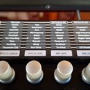 Detailní pohled na ovládací panel efektového procesoru s nápisem RP 500. Panel obsahuje tabulky s popisy funkcí a parametrů, jako jsou Wah Level, Ton…