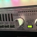 Stříbrný rackový předzesilovač s kovovým povrchem. Na pravé straně je nápis 386 Dual Vacuum Tube Preamp w/ Digital Out. Zařízení obsahuje dva ovládac…