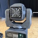 Černý svítící efekt s pohyblivou hlavou a chladicím ventilátorem. Na spodním ovládacím panelu je nápis WARNING, text MINIMUM DISTANCE OF INFLAMMABLE…