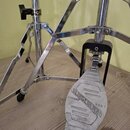Detailní pohled na chromovaný basový pedál. Na šlapadle je vyražen nápis SLINGERLAND CHICAGO USA. Na horní části stojanu je viditelný štítek s nápise…