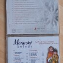 Dvě CD v plastových obalech. Horní disk má na zadní straně seznam 16 skladek a logo SONY MUSIC oraz TCM. Dolní disk nese název Moravské koledy a jmén…