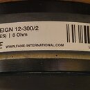 Detailní záběr na štítku černého reproduktoru. Na bílém štítku je uveden název SOVEREIGN 12-300/2, parametry 300 W (AES) | 8 Ohm a logo FANE s webovo…