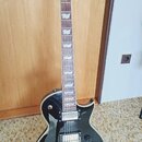 Černá elektrická kytara typu Les Paul s tmavým hmatníkem a bílými vložkami v polohách. Na hlavě je bílé logo Ltd a svislý nápis EC-250. Nástroj má dv…