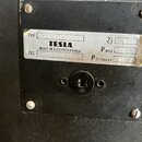 Detail štítku na černém povrchu s čtyřmi šrouby v rozích. Na stříbrném štítku je uveden nápis TESLA, MADE IN CZECHOSLOVAKIA a TYP ARS 9208. U položky…