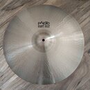 Kruhový kovový činel s kovaným povrchem a viditelnými důlky. Na horní části je černý nápis pAiste GIANT BEAT. Povrch vykazuje mírné známky používání…