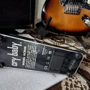 Fotografie zachycuje spodní stranu černého efekt pedálu. Na spodním krytu je bílý nápis cry baby® a označení MODEL GCB95 spolu s doporučujícím textem…