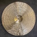 Kruhový činel z kovaného kovu s výrazným klepaným povrchem. V centru je viditelné logo Paiste a nápis Extra Thin Crash. Vedle nápisu je vyryjeno čísl…