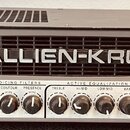 Černý basový zesilovač s nápisem GALLIEN-KRUEGER a logem GK. Na předním panelu je vpravo označení modelu 1001RB a přepínač POWER. Zařízení obsahuje ř…