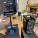 Na fotografii jsou dva aktivní reproduktory a jeden subwoofer značky YAMAHA v černé barvě. Horní reproduktor je umístěn na stativu a má na zadním pan…