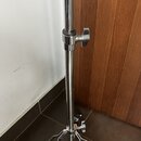 Detail chromovaného kovového stojanu s teleskopickým mechanismem. Stojan má dvě stahovací šrouby s křídlovou hlavou pro fixaci výšky. Povrch je leskl…