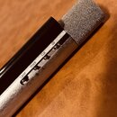 Detailní pohled na horní část mikrofonu s šedou mřížkou. Na stříbrném těle jsou umístěny čtyři přepínače s nápisy Laser, Voice, Cut a dB. Část těla p…