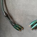 Zelený pletený kabel zakončený dvěma RCA konektory v zelené barvě. Na jednom z konektorů je čitelně napsán nápis EVERGREEN. Povrch konektorů vykazuje…