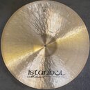 Kruhový mosazný činel s viditelným broušením povrchu. Ve spodní části je nápis istanbul® a pod ním kurzívou Mehmet Handmade Cymbals from Turkey. V ho…