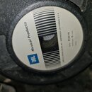 Fotografie zachycuje zadní část reproduktoru s bílým štítkem. Na štítku je modré logo JBL a nápisy Musical Products, JAMES B LANSING SOUND, INC NORTH…