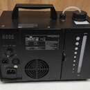 Černý kouřový stroj z plastu s přenosnou rukojetí. Na přístroji je bílý nápis CHAUVET DJ a označení modelu SPACE 150. V pravé části je viditelný průh…