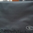 Černý obdélníkový pouzdro z textilie. V pravém dolním rohu je oválný bílý štítek s nápisem „Ampeg Bag®“. Povrch materiálu je rovnoměrný a bez viditel…