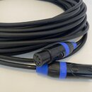Černý kabel s modrými plastovými prvky u konektorů. Jeden z konců je zakončen 5pinovým kruhovým konektorem. Na kabelu jsou viditelné nečitelné nápisy.
