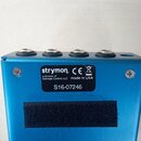 Fotografie zachycuje spodní část modrého efekt pedálu z kovu. Na spodní straně je černá nálepka s bílým textem: „strymon CE“, „a division of Damage C…