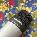 Kondenzátorový mikrofon s černou kovovou mřížkou a stříbrným tělem. Na černém prstenci je bílý nápis SAMSON a pod ním menší text C01 STUDIO CONDENSER…