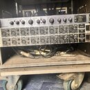 Tři stříbrné rackové jednotky osazené v transportním kufru na kolečkách. Horní jednotka nese nápis Lc electronic a obsahuje řadu ovládacích knoflíků,…