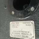 Detail zadní strany kytarového boxu s černým povrchem a kruhovým otvorem. Na bílém štítku je uveden text: Model 1960B, LEAD 4x12", 300 W R.M.S, 16 oh…