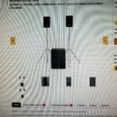 Fotografie znázorňuje černý aktivní 2.1 reprodukční systém sestávající z jednoho subwooferu a dvou satelitů na kovových stativech. Nad obrázkem je te…