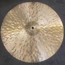 Kruhový mosazný činel s výrazně kovaným povrchem. V horní části je vyryt nápis Paiste. Povrch vykazuje drobné škrábance a známky používání.
