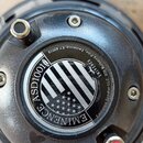 Zadní strana černého reproduktoru s kovovým magnetem. Uprostřed je kulatý štítek s motivem americké vlajky a nápisy EMINENCE ASD1001 pro, EMINENCE, E…