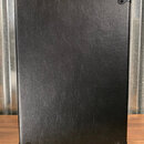 Fotografie zachycuje zadní stranu černého kytarového komba s povrchem z texturovaného vinylu. Rohy jsou chráněny černými plastovými nebo kovovýmit pr…