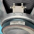 Záběr na zadní část reproduktoru s šedým kovovým rámem. Na černé štítku je uveden nápis CELESTION, model G12P-80, impedance 16 Ω a označení LA20, T56…