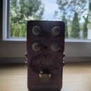 Fialový efekt pedál s nápisy BRAINWAVES a PITCH SHIFTER. Na spodní části je logo tc electronic a text TRUE BYPASS. Zařízení má čtyři bílé ovládací kn…