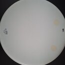 Bílá kruhová bubenová koží. Na levé straně je černý nápis „UT Remo DRUM HEAD MADE IN USA IN CHINA“. Vpravo je svisle napsané „15 6“. Povrch vykazuje…