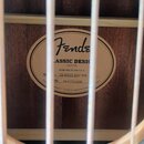Fotografie zachycuje vnitřek akustické kytary s viditelnou štítkem na desce. Na štítku je logo Fender a nápisy CLASSIC DESIGN SERIES, DESIGNED IN THE…